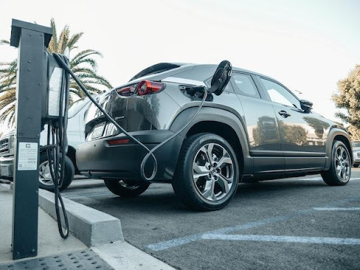 5-reasons-to-become-an-electric-car-mechanic